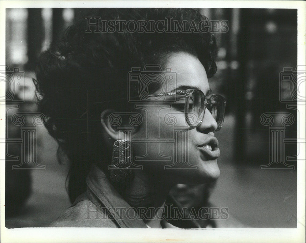 1988 Press Photo Kayleen Irizarry Protester  Federal Building - Historic Images