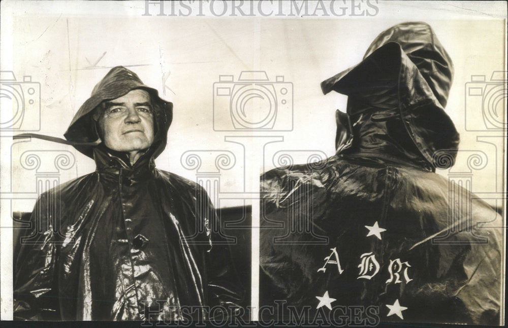 1945 Press Photo Weather Bride Rainy Admiral Souwester Carrier William Halsey - Historic Images