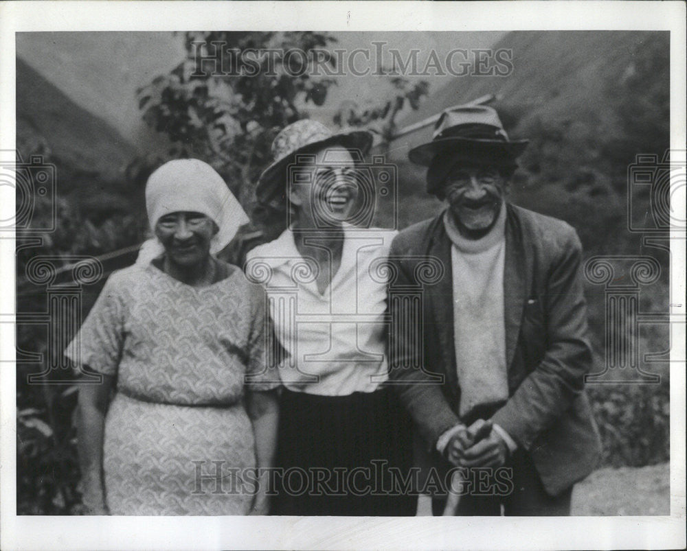 1976 Press Photo Grace Halsell, Author, With Ecuadorian Centenarians - Historic Images