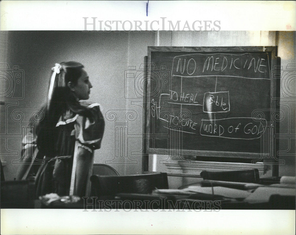 1983 Press Photo Pamela Hamilton court hearing custody crutch wall blackboard - Historic Images