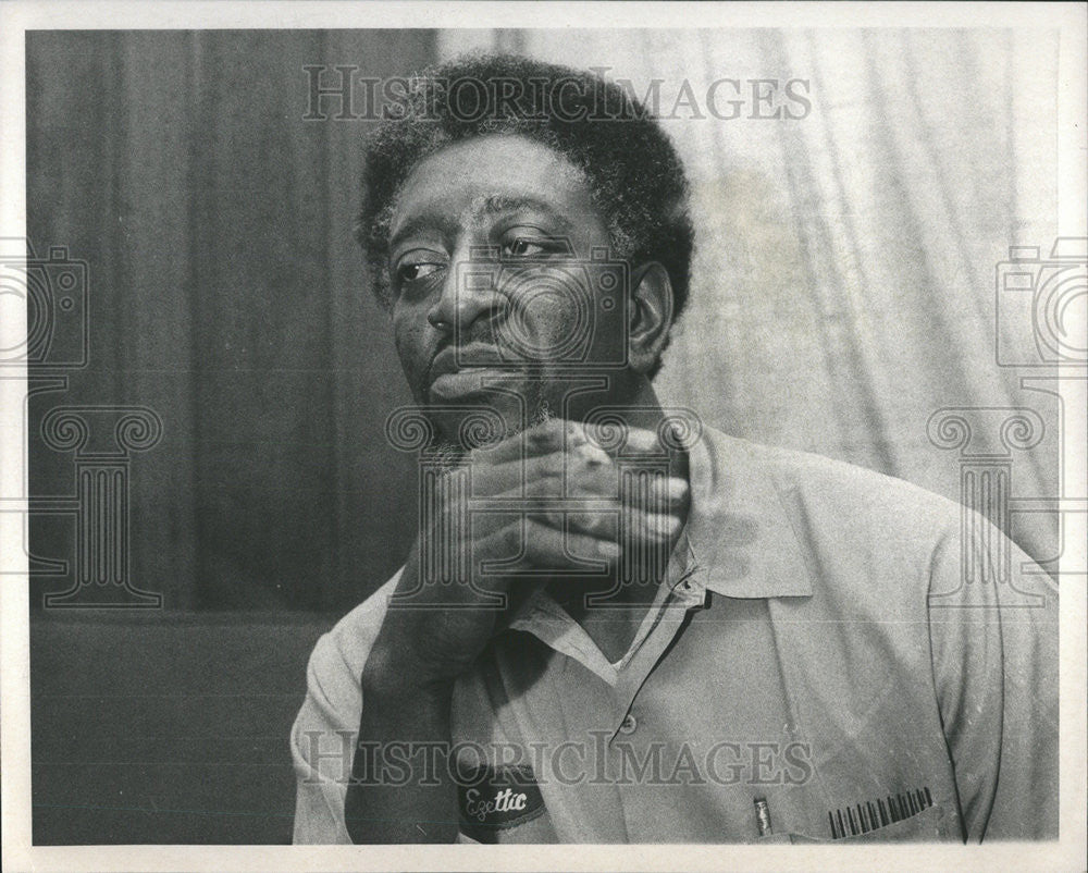 1971 Press Photo Ezzetic Jones Rubber Worker Bingham Company Chicago - Historic Images