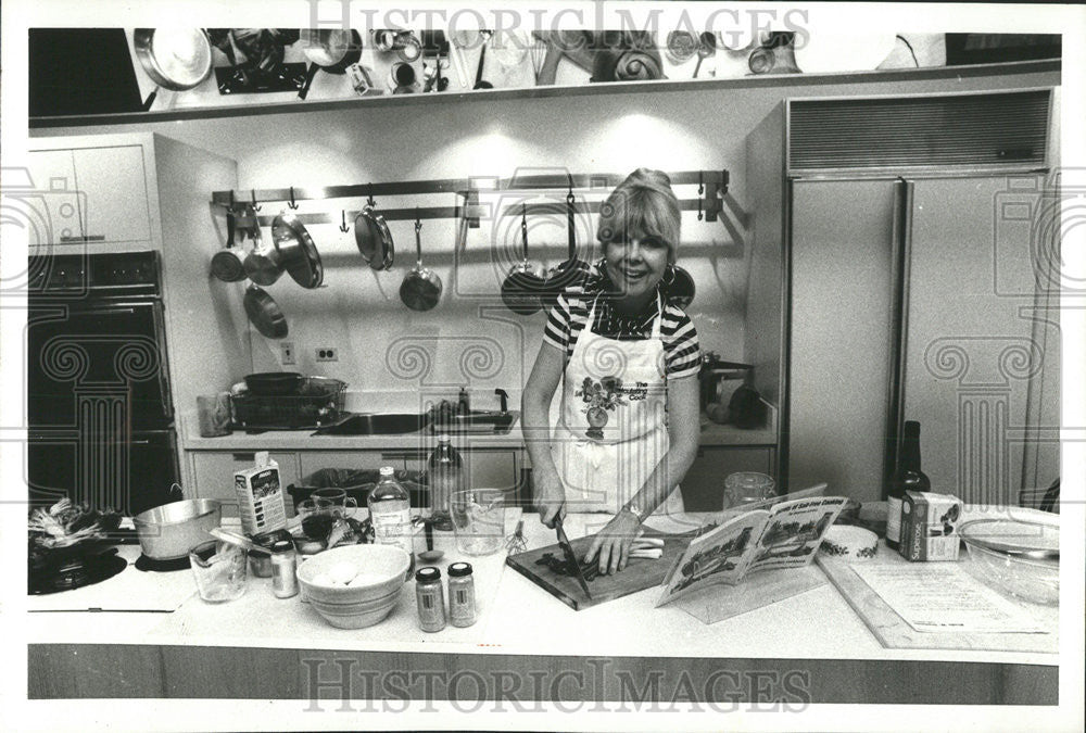 1979 Press Photo Cleverly using spice herbs cookbook author Jeanne Jones Dishes - Historic Images