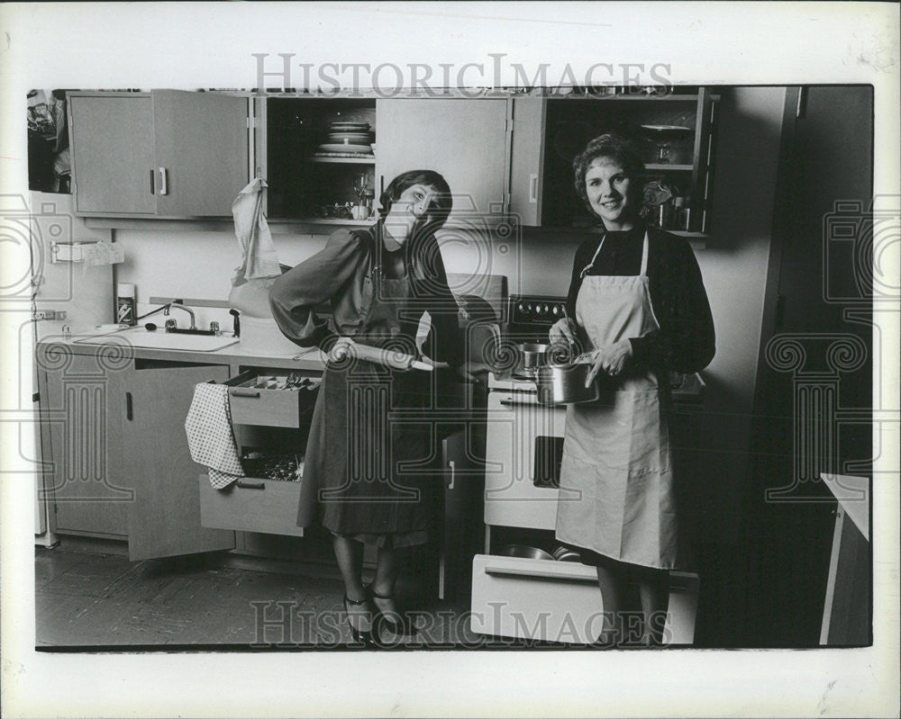 1983 Press Photo Pan Young and Peggy Jones (Authors) - Historic Images