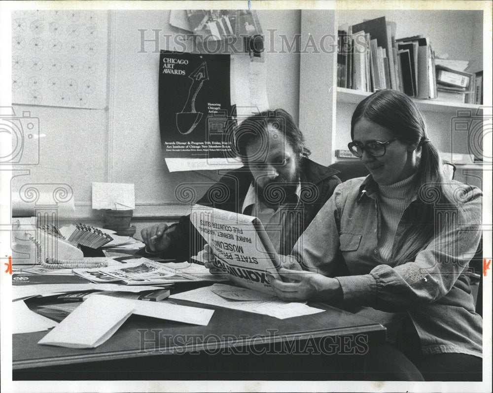 1977 Press Photo New Art Examine Derek Guthrie Jane Allen world brouhaha award - Historic Images