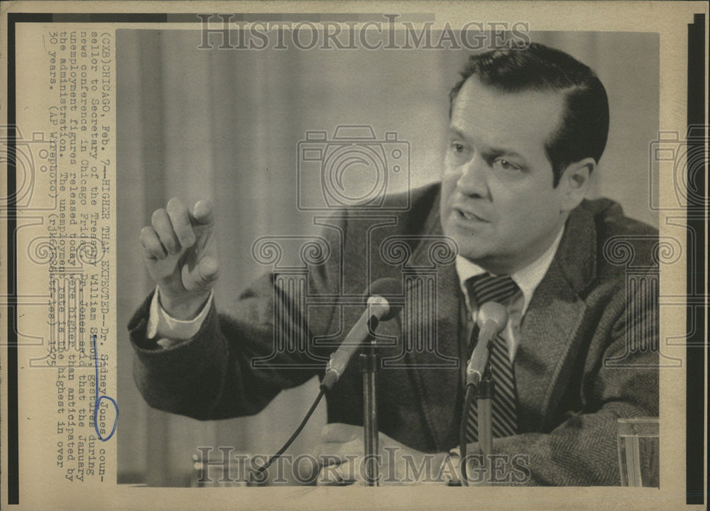 1975 Press Photo Dr Sidney JonesTreasury William Simon Chicago news conference - Historic Images