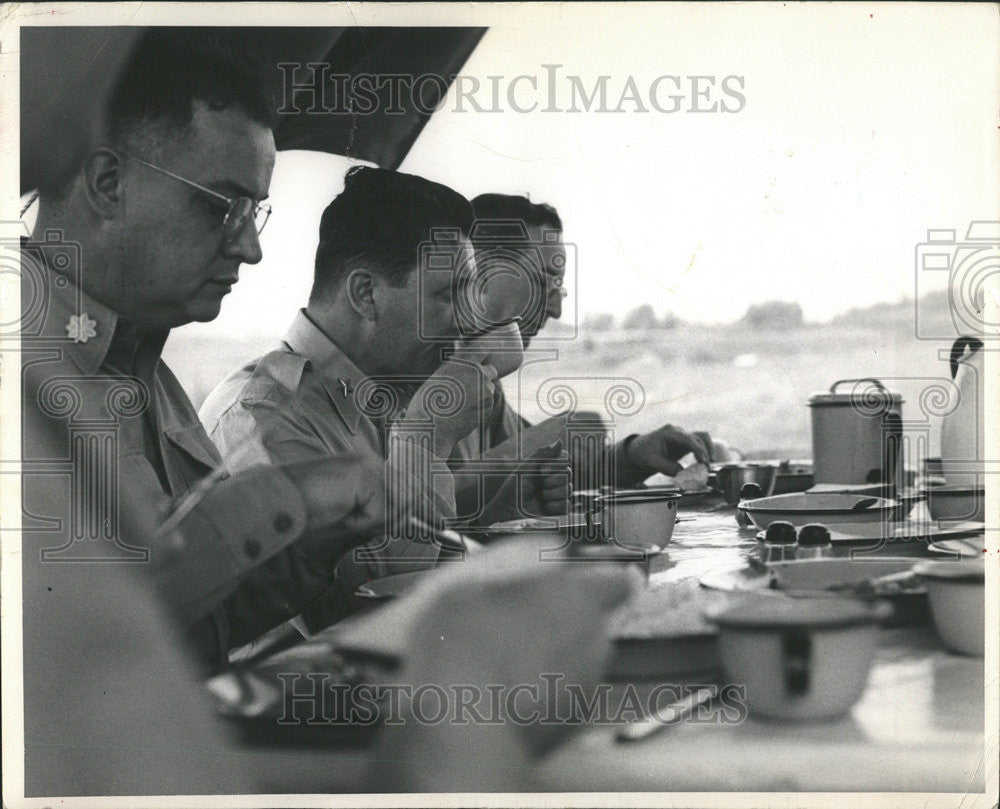 1976 Press Photo Brigadier General Otto Kerner Takes A Coffee Break - Historic Images