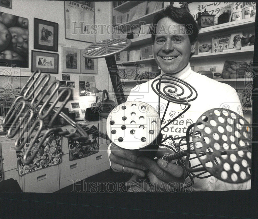 1986 Press Photo Tom Hughes Potato Museum director kitchen equipment artist - Historic Images