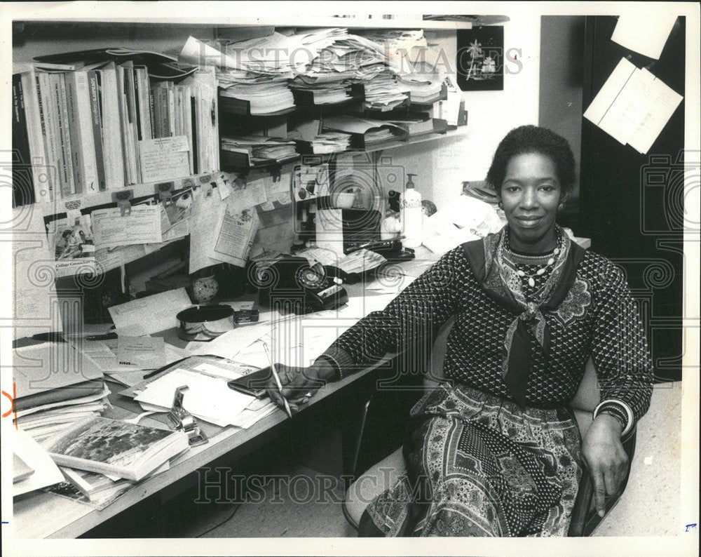 1985 Press Photo Profession listen PhD Loyola Student Muriel Hawkins Chicago - Historic Images