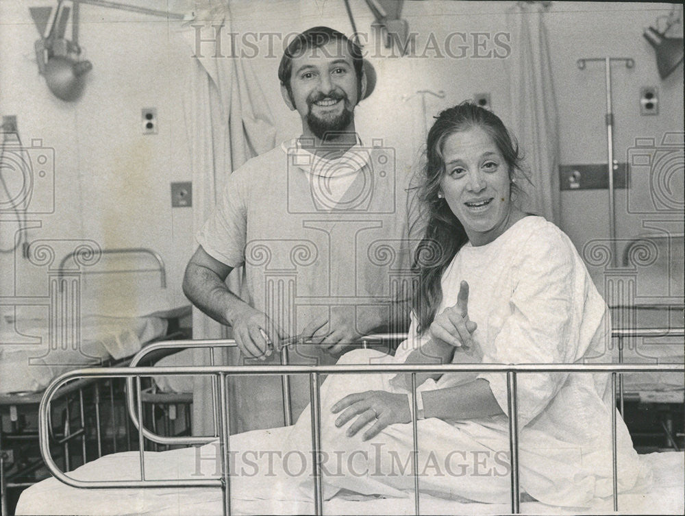 1970 Press Photo Barry Gross with his wife after delivery of 2nd son. - Historic Images
