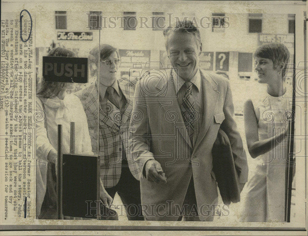 1975 Press Photo Former Sen. Edward Gurney and his daughters enters court for tr - Historic Images