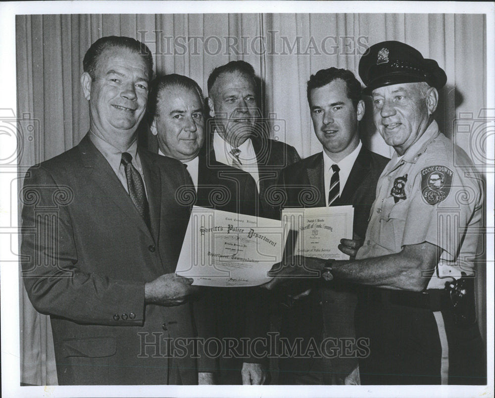 1969 Press Photo Sgt. Edward Peterson and Pilot Jeffery Hennard were awarded com - Historic Images