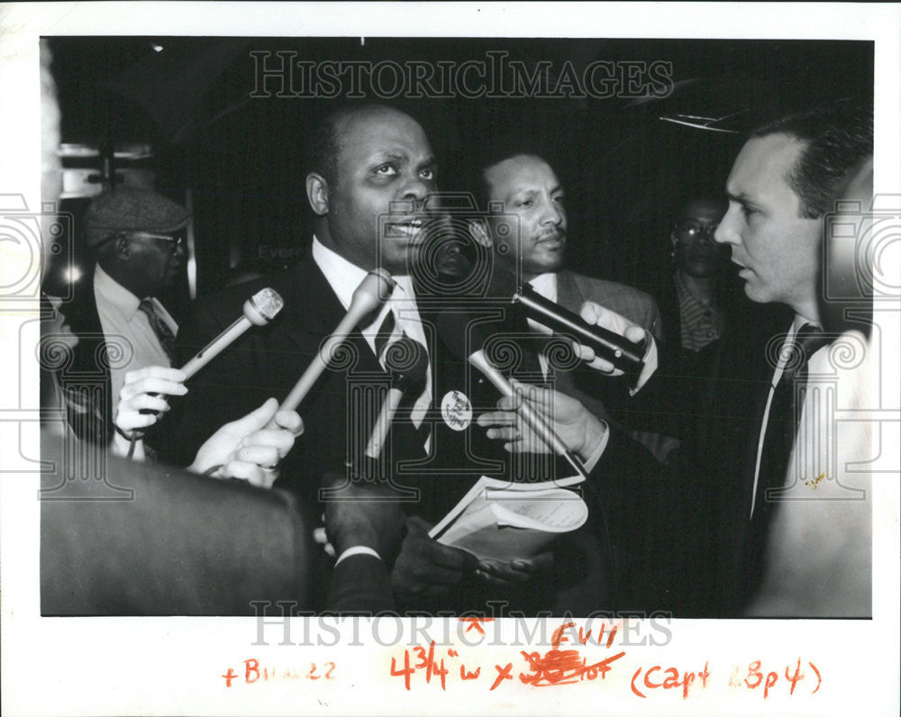 1990 Press Photo Ald. William C.Henry Talks to Reporters. - Historic Images