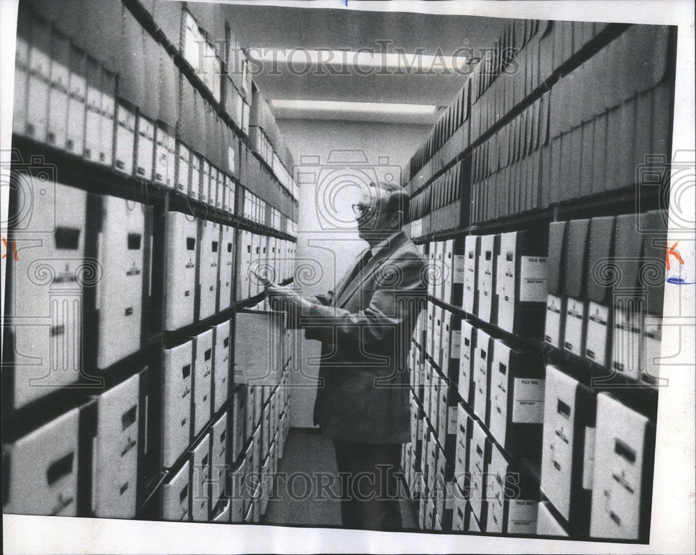 1975 Press Photo Jim Henn International Harvester Company Archivist - Historic Images