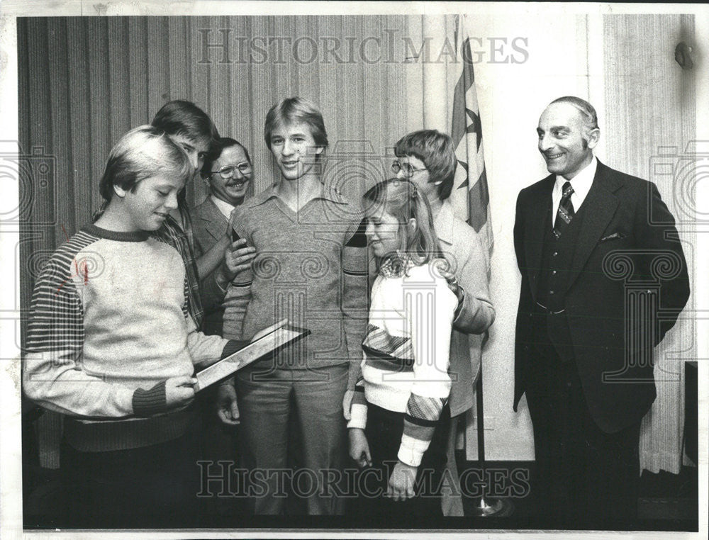 1979 Press Photo Steve Henley awarded for his bravery by the Chicago Police Dept - Historic Images
