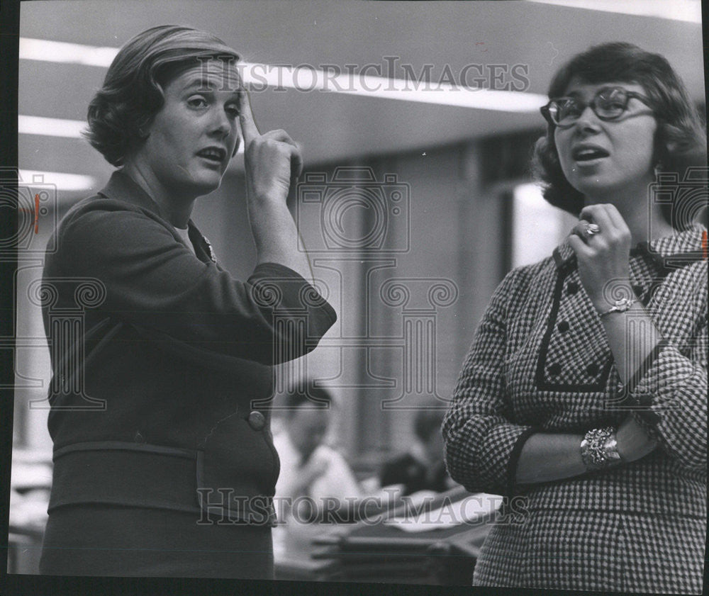 1963 Press Photo Kitty wife Georgie Anne Geyer Chicago Daily News reporter room - Historic Images