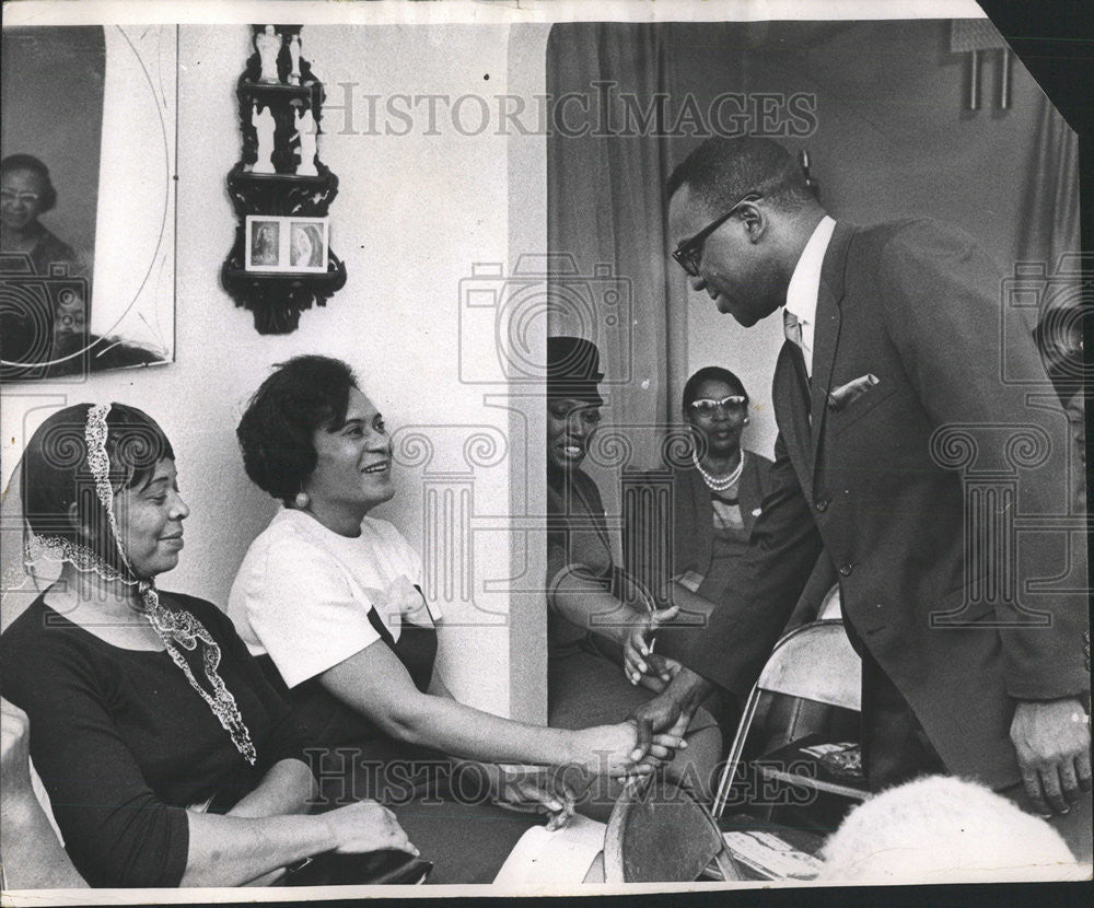 1967 Press Photo Mrs McBride Richard Hatcher lifting children Home - Historic Images