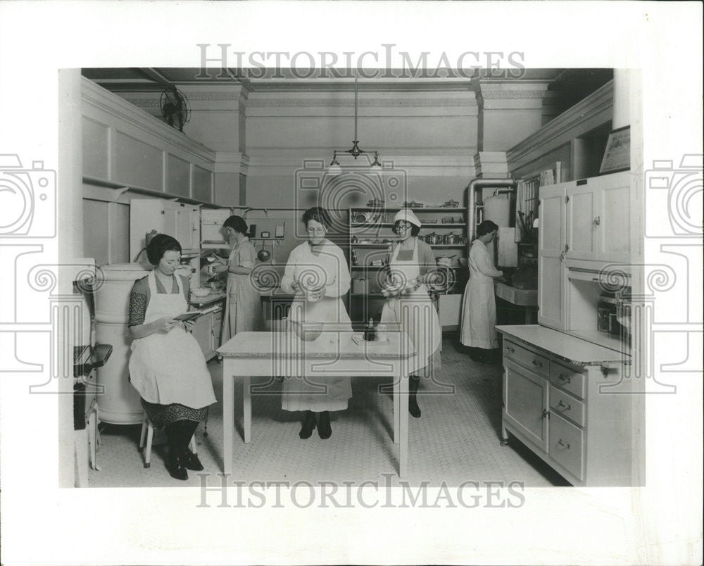 1972 Press Photo Vivette Gorman Anna Peterson Miss Gorman People Gas Company - Historic Images