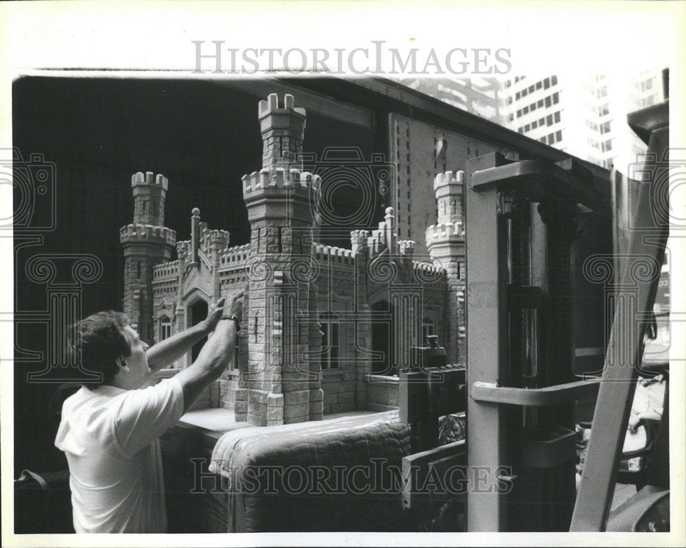 1985 Press Photo Mike Grave inspecting his model of Water Tower - Historic Images