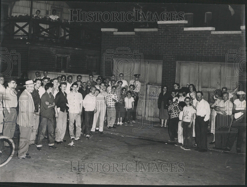 1953 Press Photo Kidnaper Rep Clem Graver crime crowd gather road car away - Historic Images