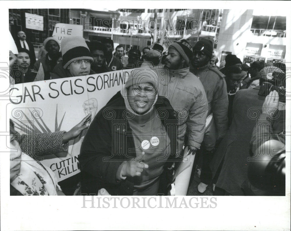 1992 Press Photo Linda Haley Chicago Coalition Illinois Center protestors board - Historic Images