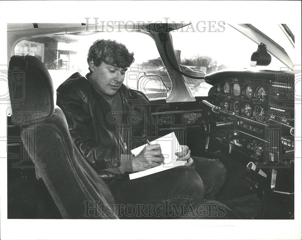 1995 Press Photo Laurea Gonzales on the cockpit before flight - Historic Images