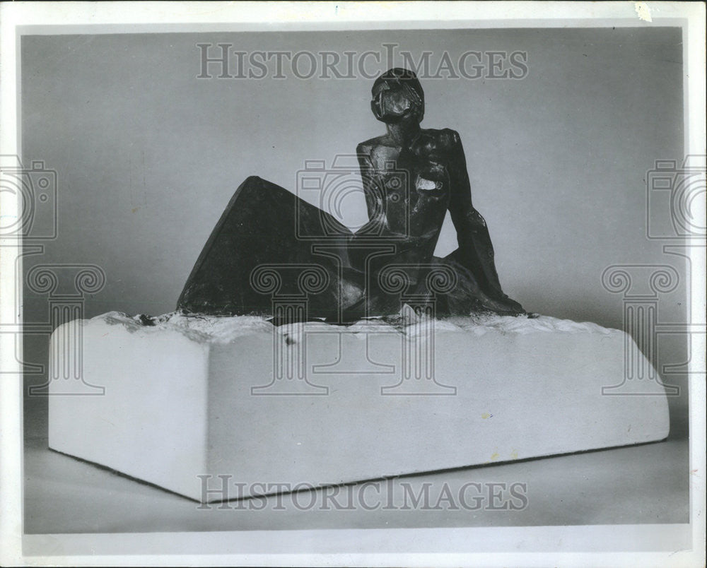 1964 Press Photo Julio Gonzalez sculptor Little Woman Mr Mrs Joseph Ternbach - Historic Images