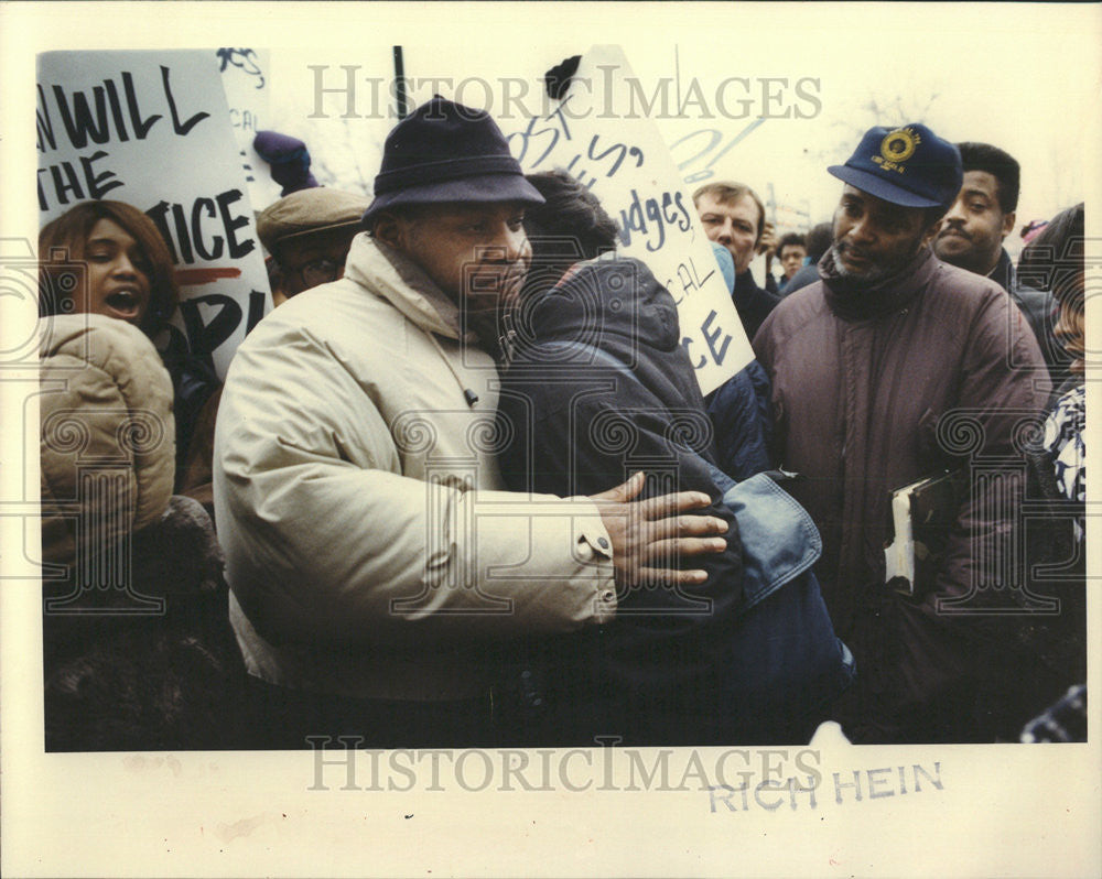 1993 Press Photo Rev Paul Hal Criminal enter Courts Building California supporte - Historic Images