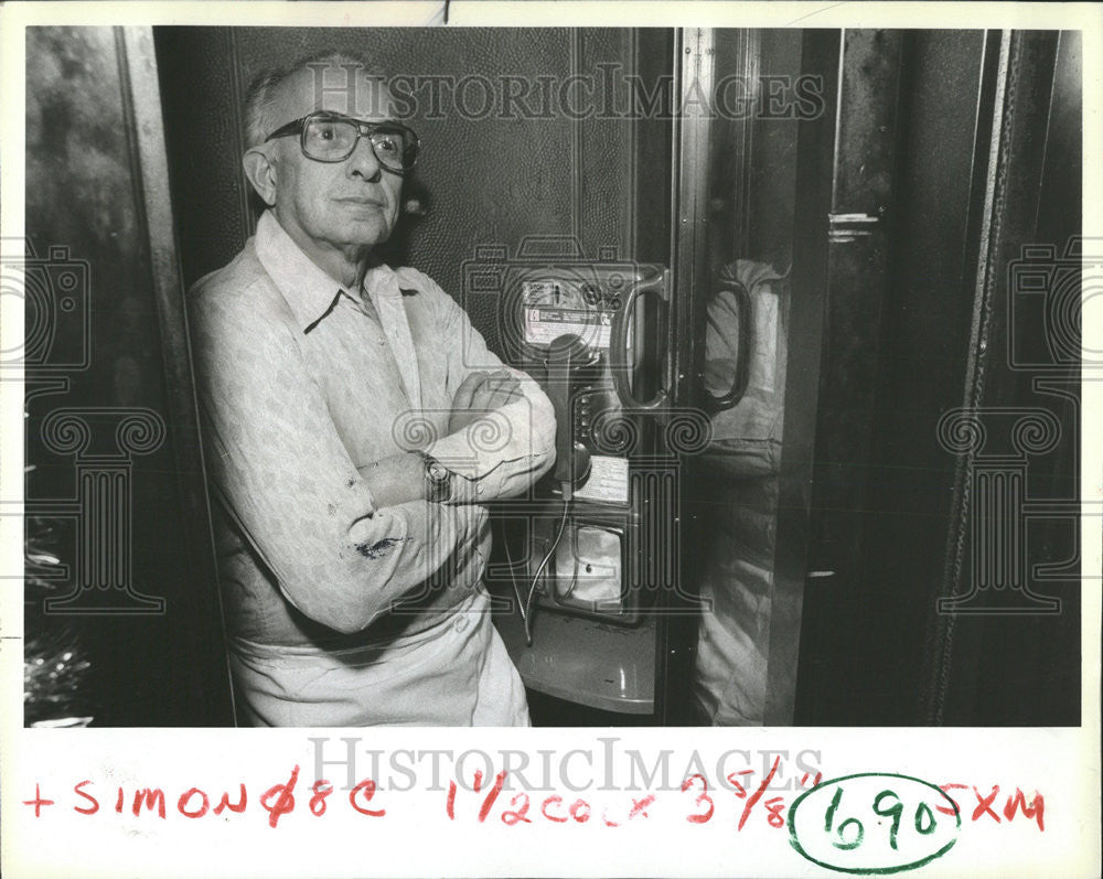 1983 Press Photo Principled bartender Ben Katz telephone Illinois Bell booth - Historic Images