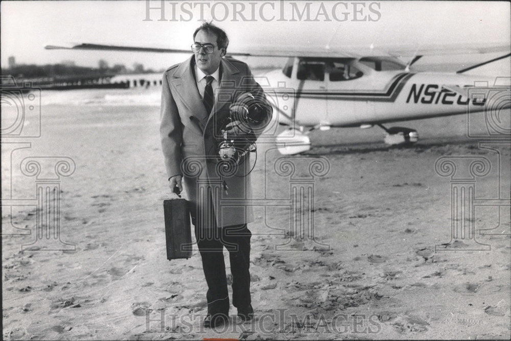 1989 Press Photo John Kaufield Walks from His Plans North Avenue Beach - Historic Images