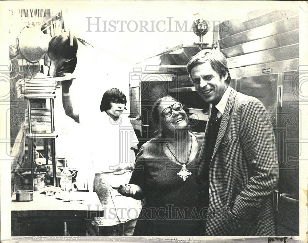 1976 Press Photo Elalne Kaufman owner New York restaurant George Plimpton look - Historic Images