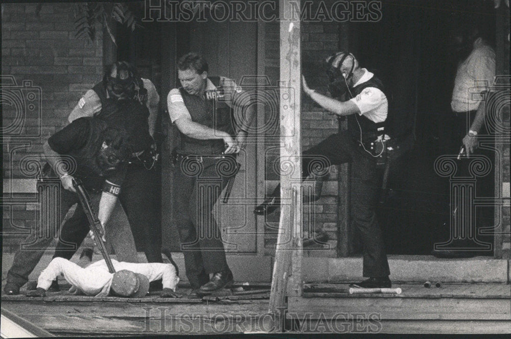 1988 Press Photo Tommie Hudson Hold Police out the Front Door - Historic Images