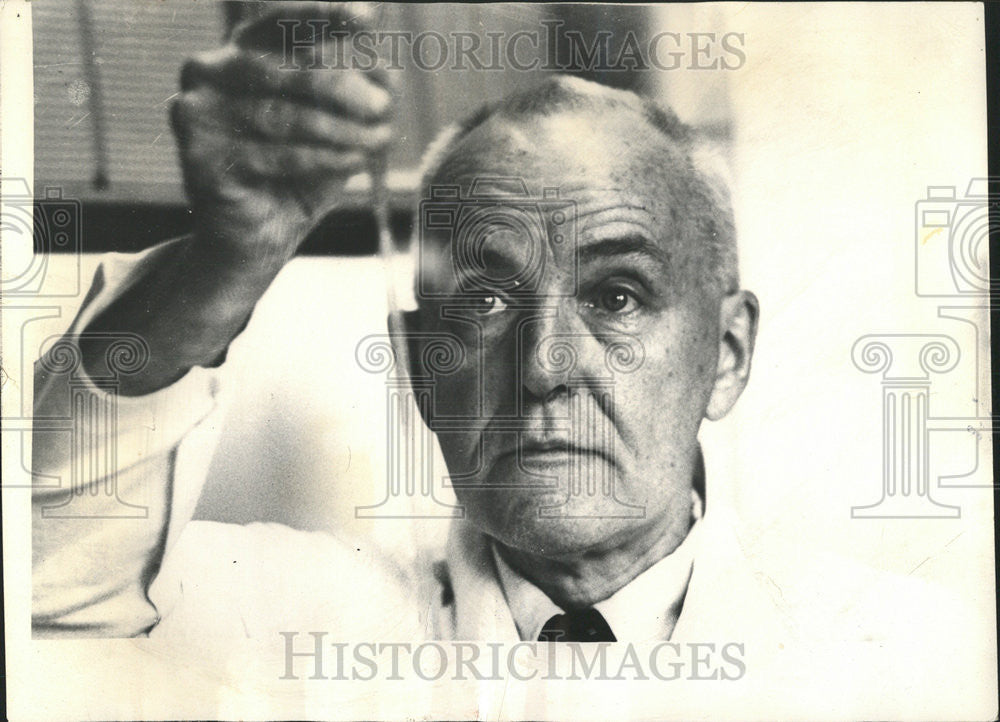 1966 Press Photo Dr. Charles Huggins - Historic Images