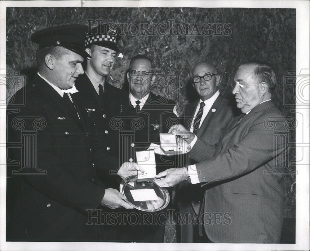 1969 Press Photo Mayor Daley Pilot John Kerechek Lambert Tree Award City Hall - Historic Images