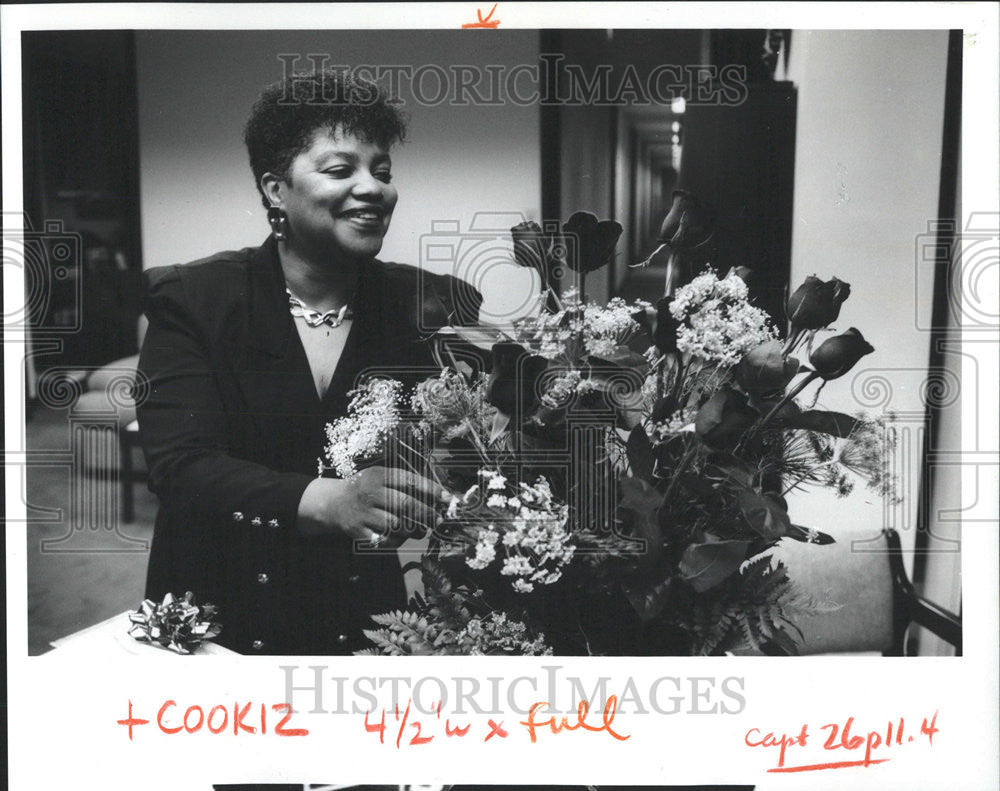 1992 Press Photo Rita Fry flowers Cook Country Public defender office Balloons - Historic Images