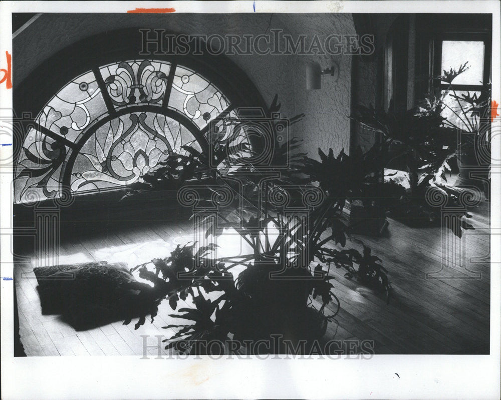 1975 Press Photo Colorful stain glass window restore mansion dramatic touch - Historic Images