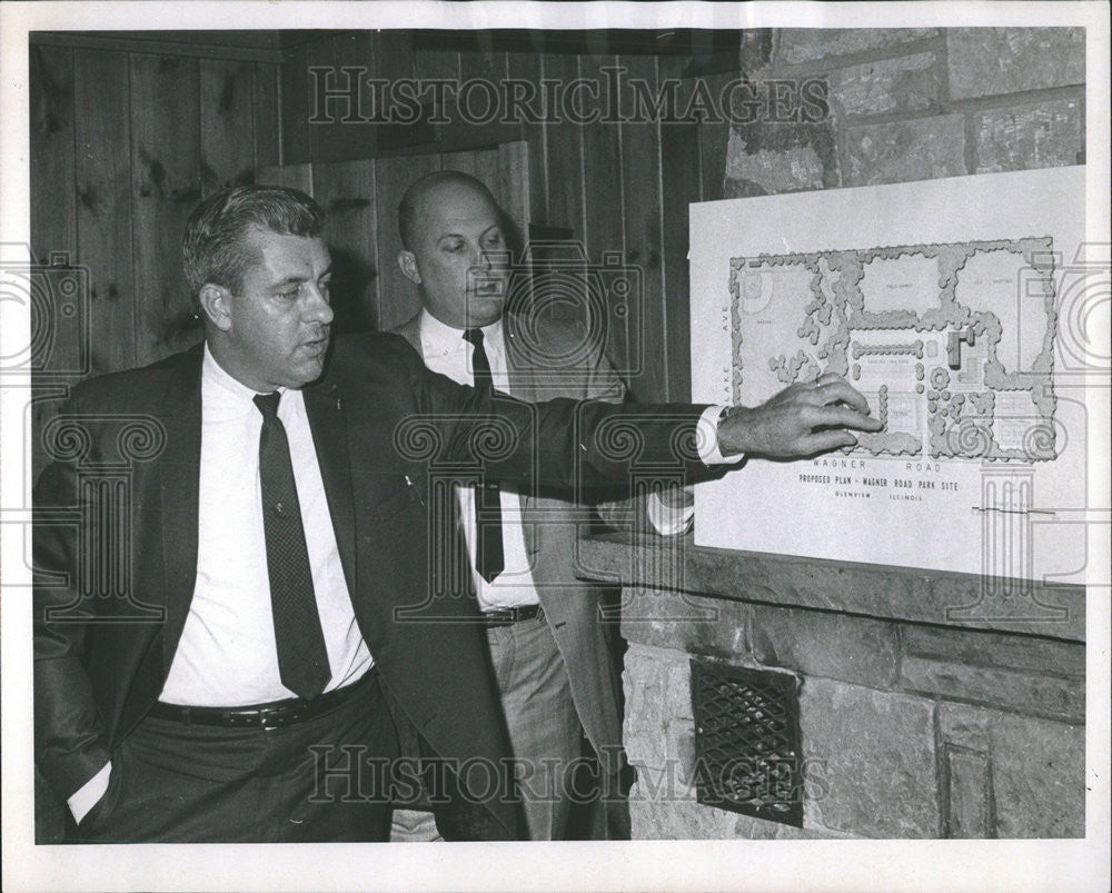 1967 Press Photo Richard E. Jones Grendel Superintend Dean Whitfield - Historic Images