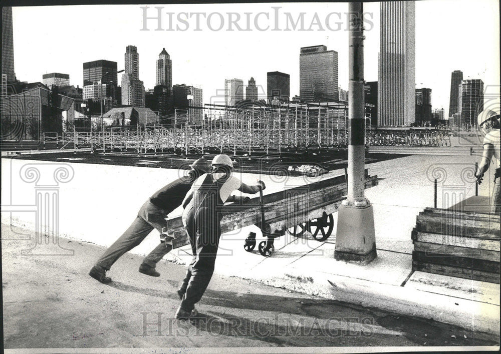 1977 Press Photo Construction Grant Park Jackson Pope John Paul II metal beams - Historic Images