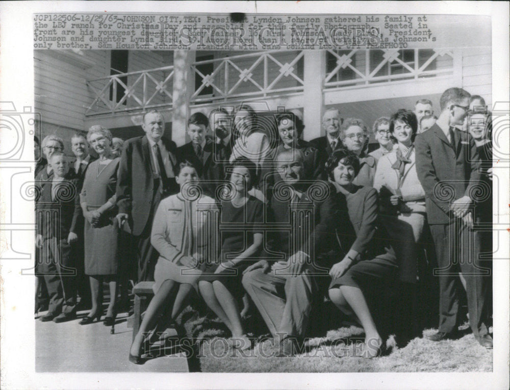 1963 Press Photo President Lyndon Johnson Christmas Day Family Photograph - Historic Images