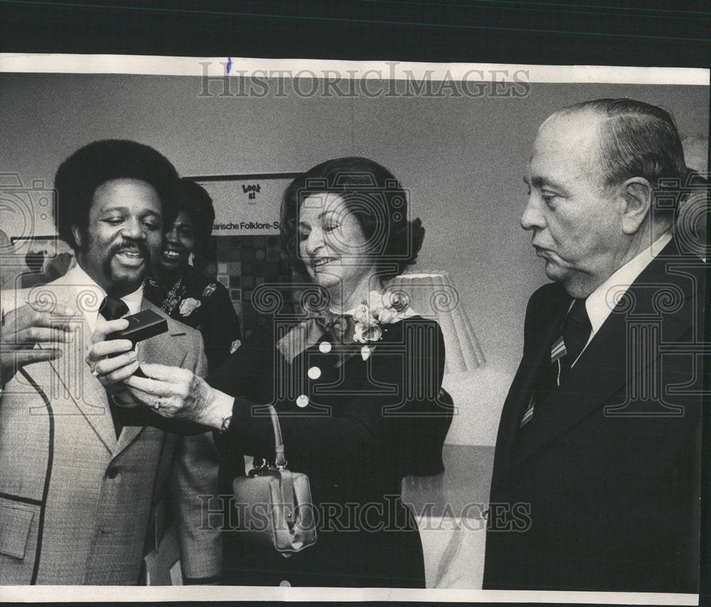 1975 Press Photo Lyndon Johnson widow President Chicago 10th anniversary gold - Historic Images