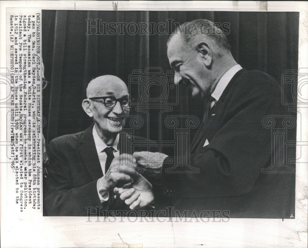 1965 Press Photo President Johnson present pen Sen Carl Hayden birthday party - Historic Images