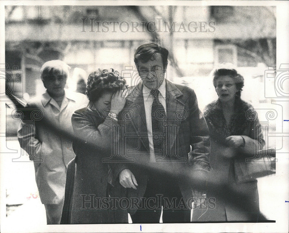 1976 Press Photo Mother Slain Marigray Jobes Arrives Wellington Arms Apartments - Historic Images