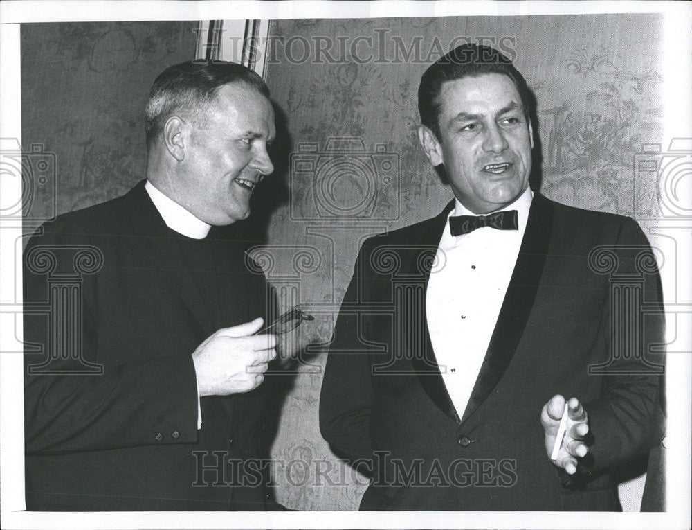 1965 Press Photo Iowa Governor Harold Hughes visits Rev.Paul Hoban. - Historic Images