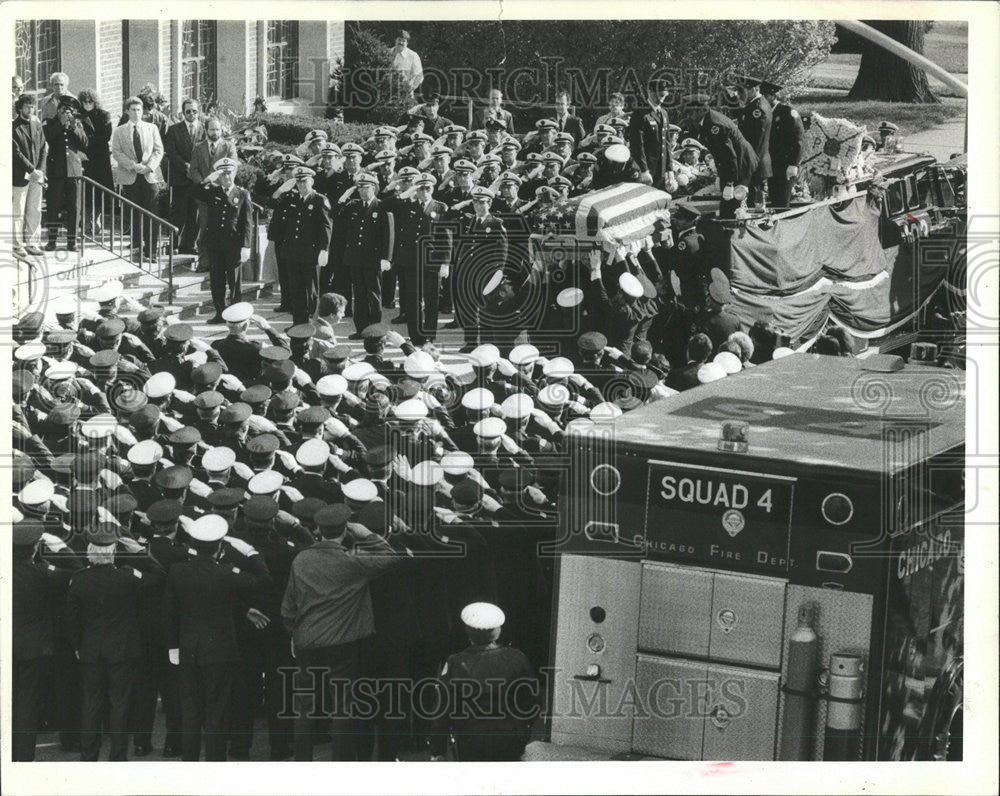 1981 Press Photo Firefighter Body Fireman Joseph Hitz Dennis Church Michigan - Historic Images