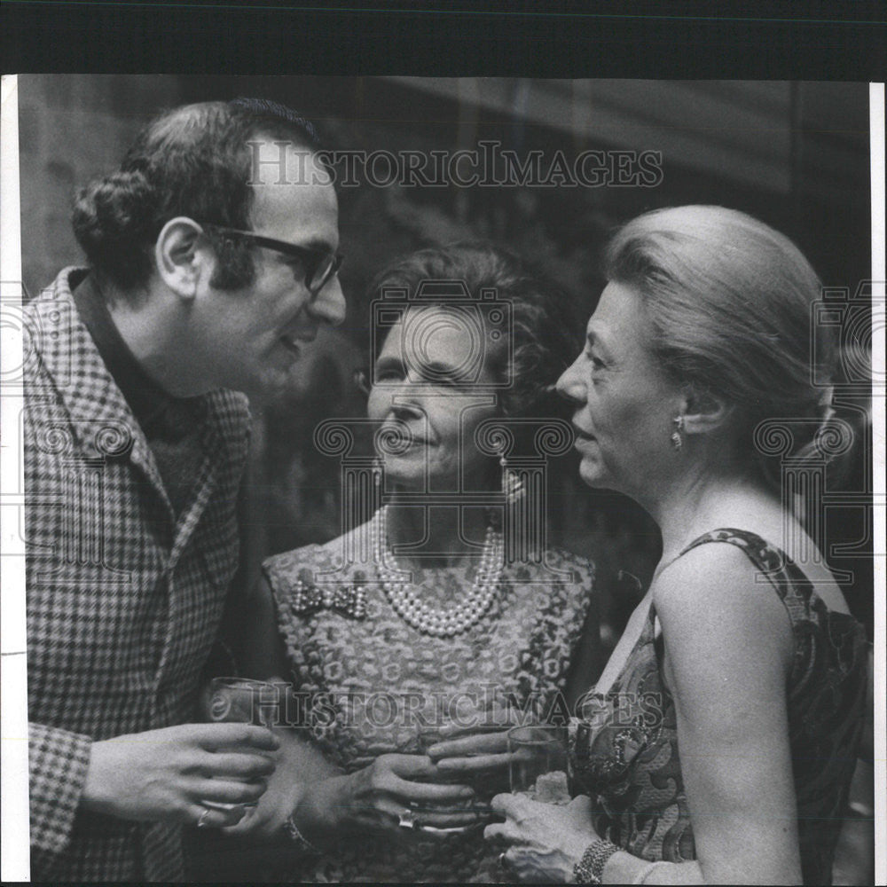 1969 Press Photo John Hirsche, director chats with Mrs.Lester &amp; Mrs.Harris. - Historic Images