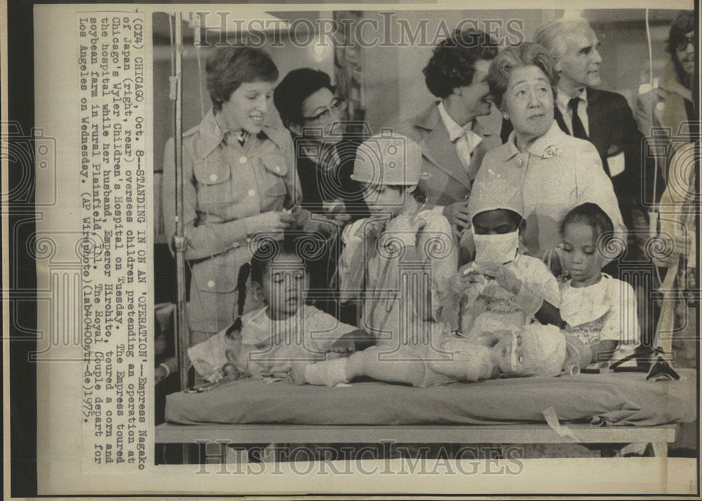 1975 Press Photo Empress Nagako watching children pretending an operation. - Historic Images