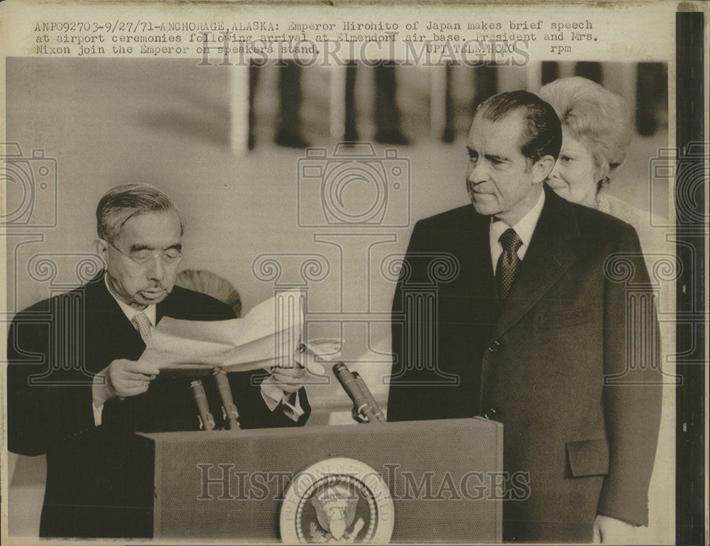 1971 Press Photo Emperor Hirohhito of Japan makes a speech at Elmedorf air base. - Historic Images