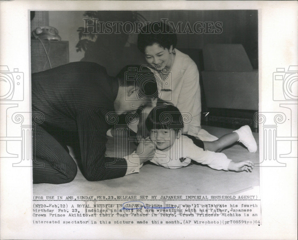 1964 Press Photo Prince Hiro Japanese Crown Prince Akihito wrestle birthday - Historic Images