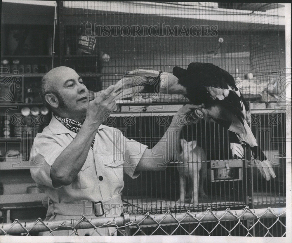 1971 Press Photo Bernie Hoffmann Chicago Animal Kingdom Pet Shop Owner - Historic Images