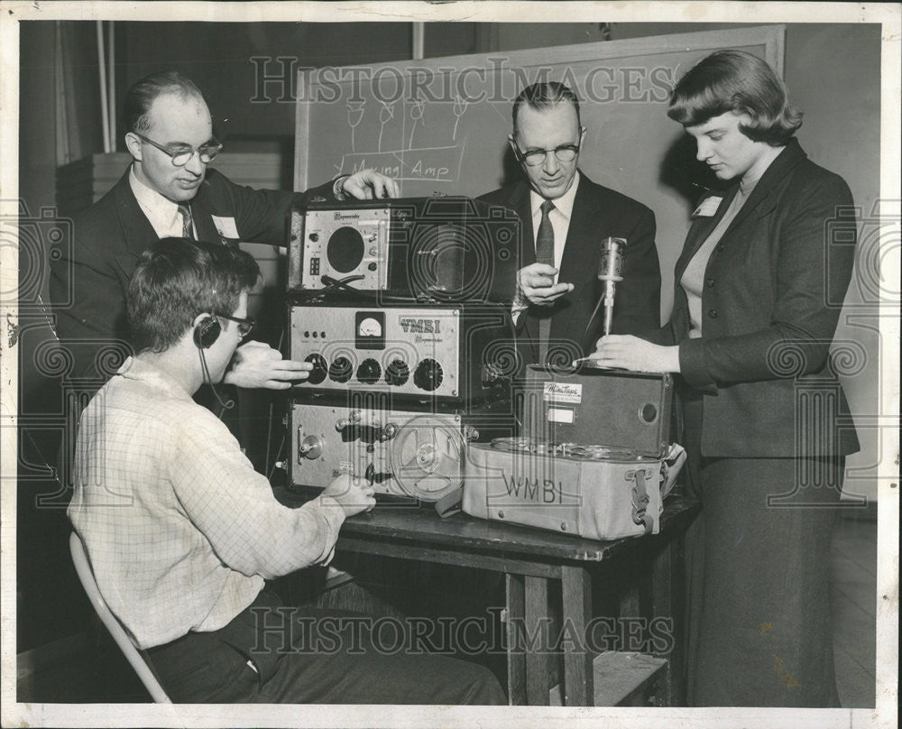 1956 Press Photo Leigh Robinson Orbra Bliss WMBI assistant director Moody Bible - Historic Images