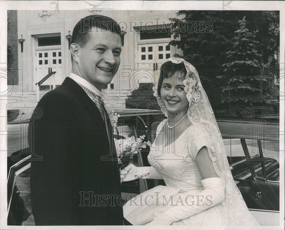 1962 Press Photo Edmund Adam Horsch Joan Corinne Krasberg leaning Church Faith - Historic Images